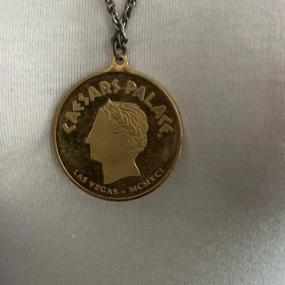 Vintage Caesars palace medallion pendent and chain - Picture 3 of 4